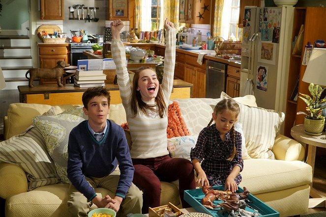 American Housewife - The Blow-Up - Photos - Daniel DiMaggio, Meg Donnelly, Julia Butters