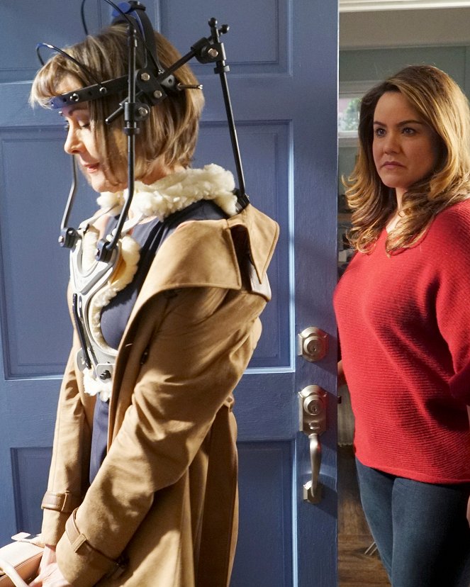 American Housewife - Season 1 - The Blow-Up - Photos - Wendie Malick, Katy Mixon