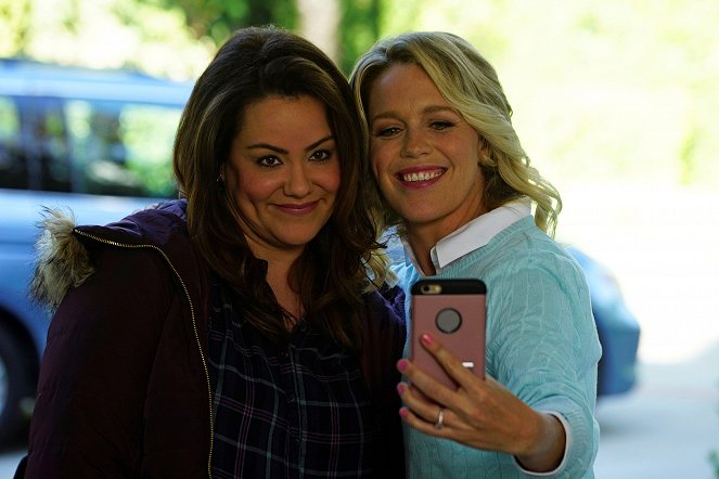 American Housewife - The Playdate - Photos - Katy Mixon, Jessica St. Clair
