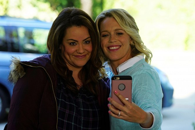 American Housewife - The Playdate - De la película - Katy Mixon, Jessica St. Clair