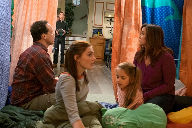 American Housewife - The Snowstorm - Photos - Diedrich Bader, Daniel DiMaggio, Meg Donnelly, Julia Butters, Katy Mixon