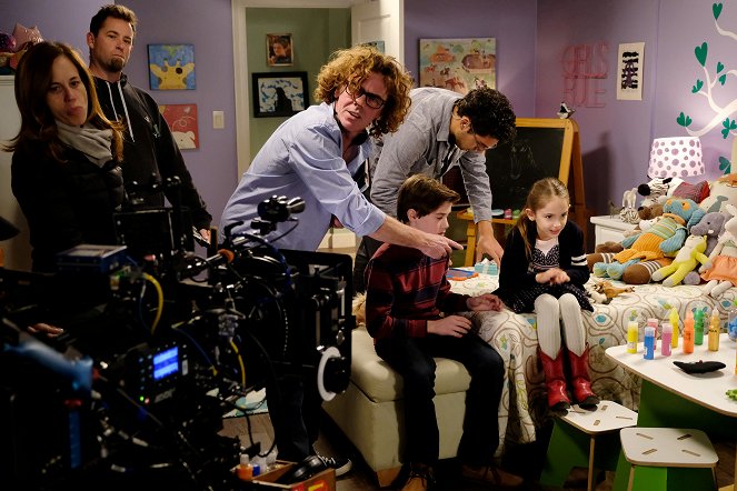 Anyaság túlsúlyban - Season 1 - Time for Love - Forgatási fotók - Declan Lowney, Daniel DiMaggio, Julia Butters