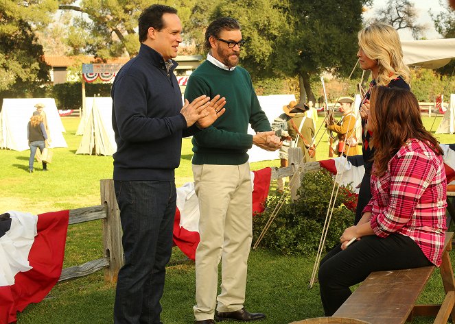 American Housewife - The Man Date - Photos - Diedrich Bader, Timothy Omundson, Jessica St. Clair, Katy Mixon