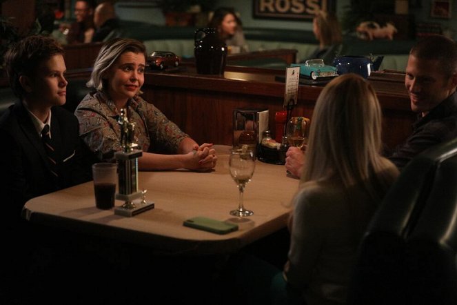 Good Girls - Not Just Cards - Photos - Mae Whitman