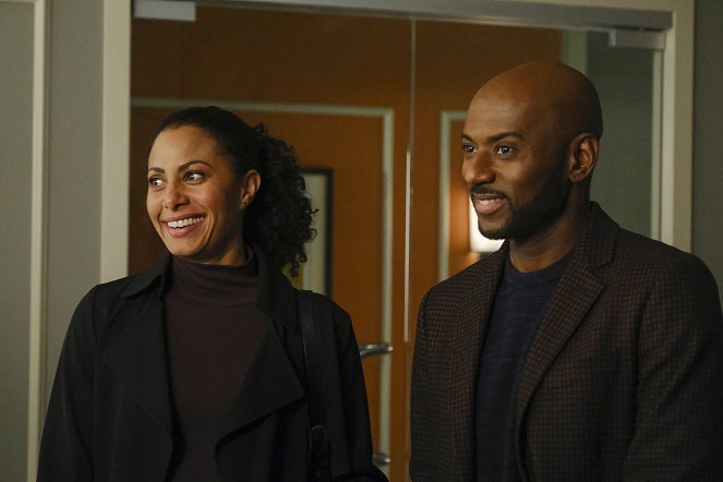 A Million Little Things - Planänderung - Filmfotos - Christina Moses, Romany Malco