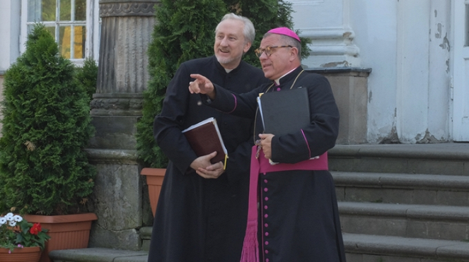 Ojciec Mateusz - Cud - Z filmu - Piotr Kozłowski, Tadeusz Chudecki