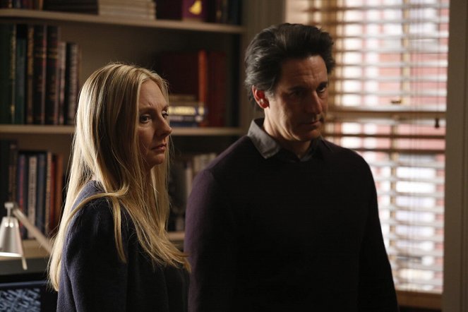 Allegiance - The Arrival - Film - Hope Davis, Scott Cohen