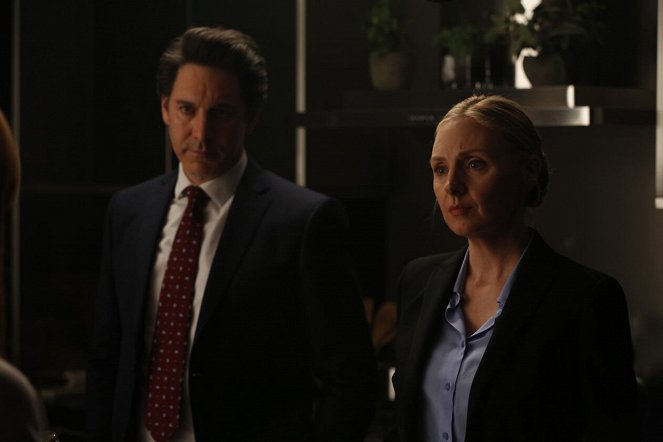 Allegiance - Those Who Help Themselves - De la película - Hope Davis