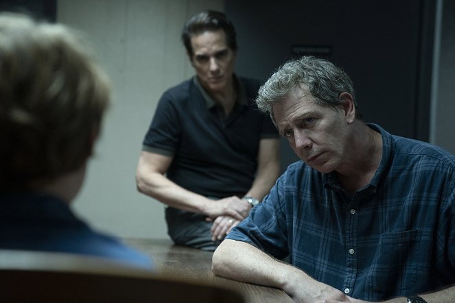 The Outsider - Tigers and Bears - Photos - Ben Mendelsohn
