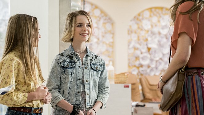 Young Sheldon - Body Glitter and a Mall Safety Kit - Photos - Raegan Revord, Mckenna Grace