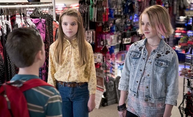 Young Sheldon - Body Glitter and a Mall Safety Kit - Photos - Raegan Revord, Mckenna Grace