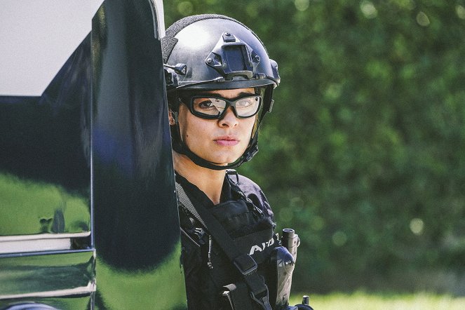 SWAT - Különleges egység - Season 2 - Vonatrablás - Filmfotók - Lina Esco