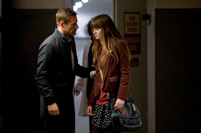 The Expatriate - Photos - Aaron Eckhart, Liana Liberato