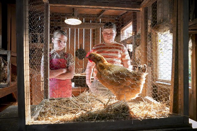 Young Sheldon - A Live Chicken, a Fried Chicken and Holy Matrimony - Van film - Raegan Revord, Wyatt McClure