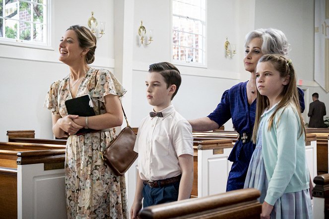 Young Sheldon - A Live Chicken, a Fried Chicken and Holy Matrimony - Photos - Zoe Perry, Iain Armitage, Annie Potts, Raegan Revord