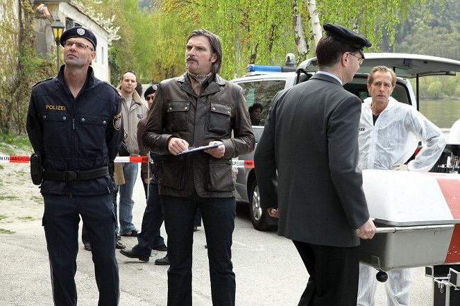 SOKO Donau - Das schwarze Schiff - Photos - Stefan Jürgens, Helmut Bohatsch