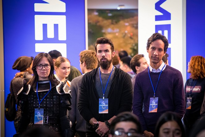 Mythic Quest - The Convention - Photos - Charlotte Nicdao, Rob McElhenney, Danny Pudi