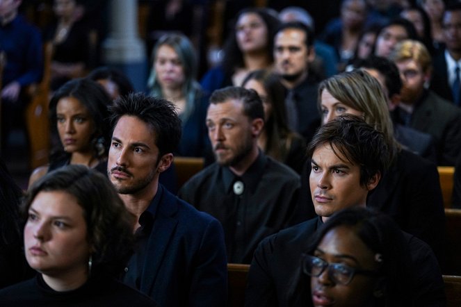 Roswell, New Mexico - Season 2 - Stay (I Missed You) - Photos - Michael Trevino, Tyler Blackburn