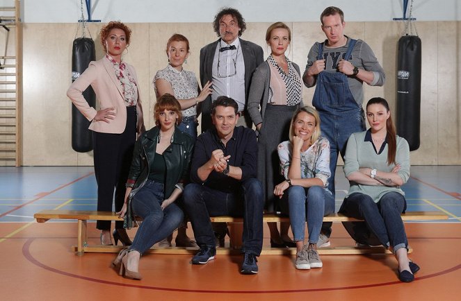 Bola raz jedna škola - Werbefoto - Gabriela Dzuríková, Vica Kerekes, Helena Krajčiová, Marek Majeský, Ady Hajdu, Diana Mórová, Mirka Gális Partlová, Roman Poláčik, Barbora Švidraňová