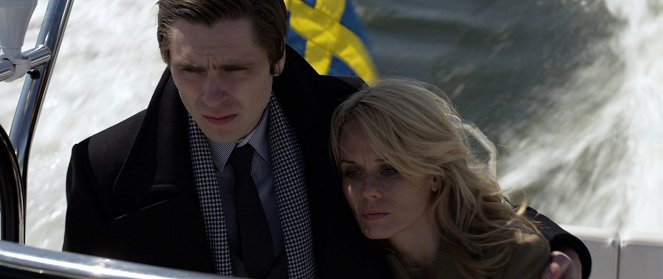 Mörkt vatten - De la película - Sverrir Gudnason, Helena af Sandeberg