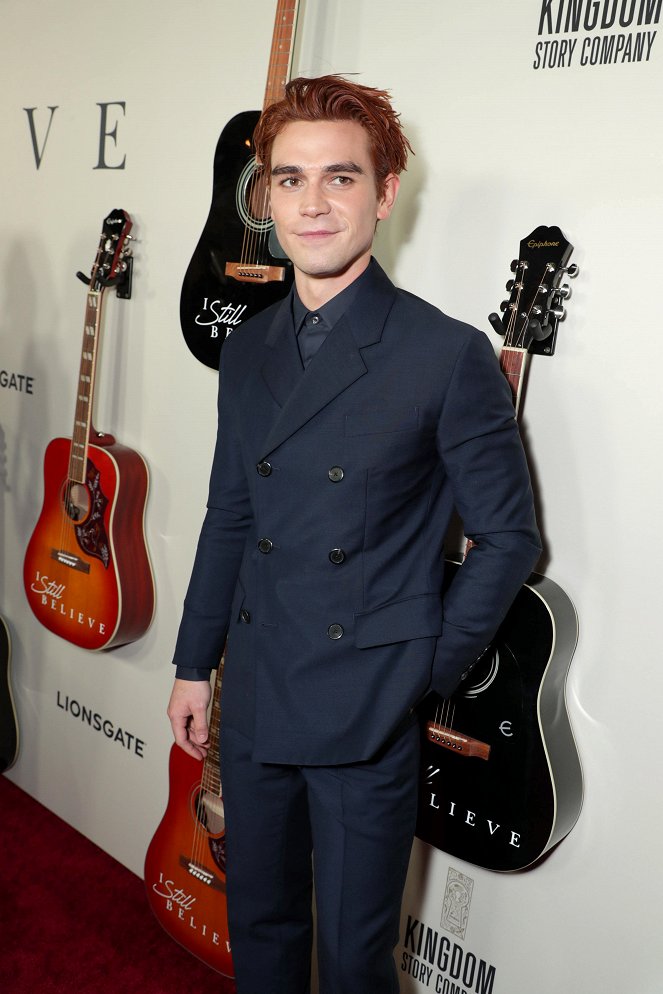 Kým si so mnou - Z akcií - Premiere of Lionsgate's "I Still Believe" at ArcLight Hollywood on March 07, 2020 in Hollywood, California - K.J. Apa