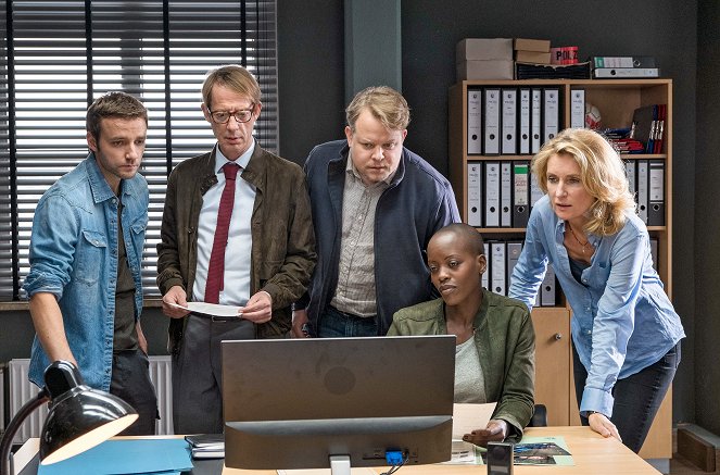 Tatort - Krieg im Kopf - Film - Jonas Minthe, Luc Feit, Roland Wolf, Florence Kasumba, Maria Furtwängler