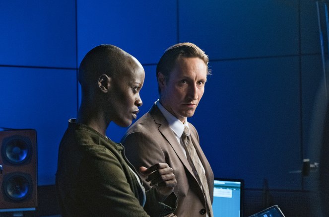 Tatort - Krieg im Kopf - Van film - Florence Kasumba, Hendrik Heutmann