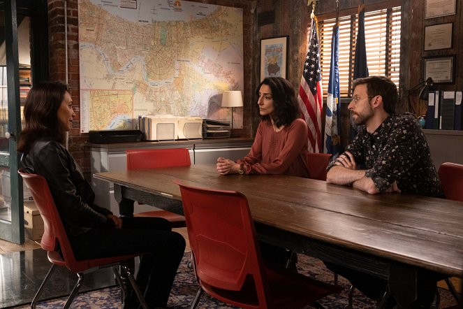 NCIS: New Orleans - The Man in the Red Suit - Photos - Michelle C. Bonilla, Necar Zadegan, Rob Kerkovich