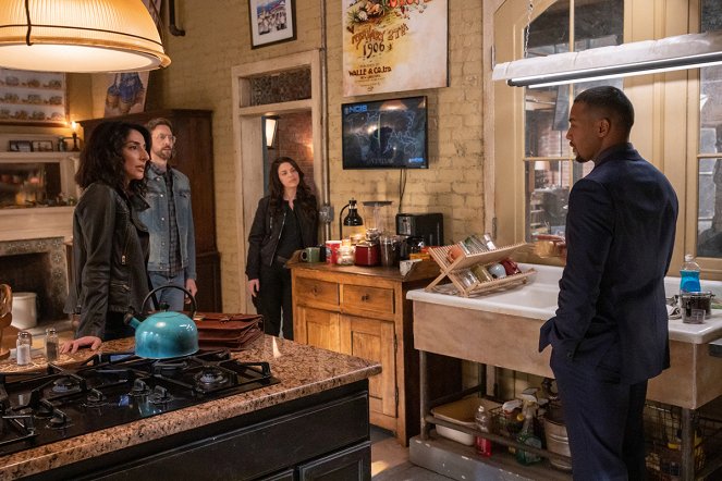 NCIS: New Orleans - The Man in the Red Suit - Do filme - Necar Zadegan, Charles Michael Davis