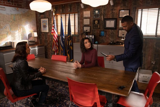NCIS: New Orleans - The Man in the Red Suit - Photos - Michelle C. Bonilla, Necar Zadegan, Charles Michael Davis