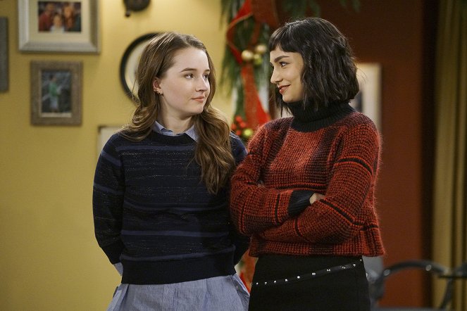 Last Man Standing - Gift of the Wise Man - Photos - Kaitlyn Dever, Molly Ephraim