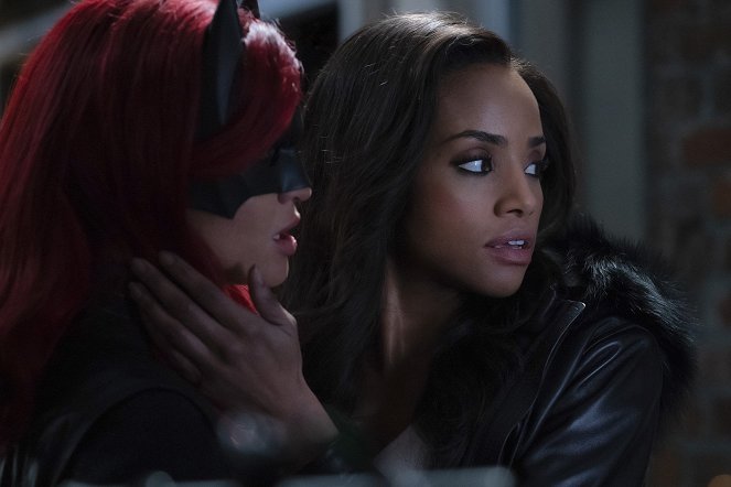 Batwoman - Grinning from Ear to Ear - Van film - Ruby Rose, Meagan Tandy