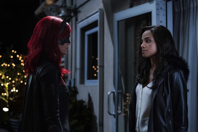 Batwoman - Season 1 - Grinning from Ear to Ear - Photos - Ruby Rose, Meagan Tandy