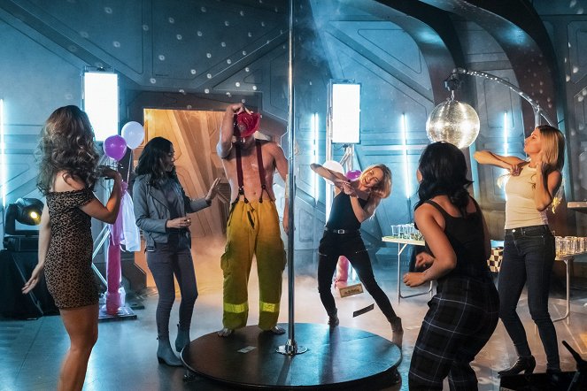 Legends of Tomorrow - Romeo V Juliet: Dawn of Justness - Photos - Courtney Ford, Caity Lotz, Jes Macallan