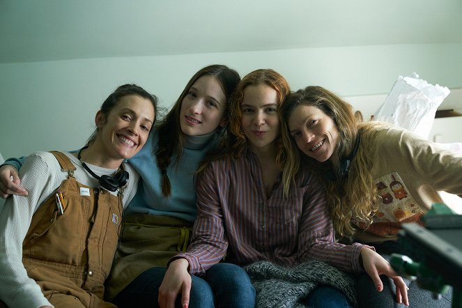 Temné hlubiny - Z nakrúcania - Danielle Krudy, Sophie Lowe, Morgan Saylor, Bridget Savage Cole