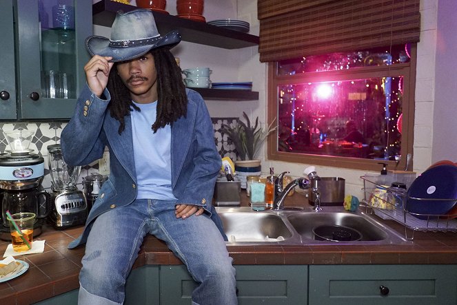 Grown-ish - Season 3 - Věk je jen číslo - Z nakrúcania - Luka Sabbat