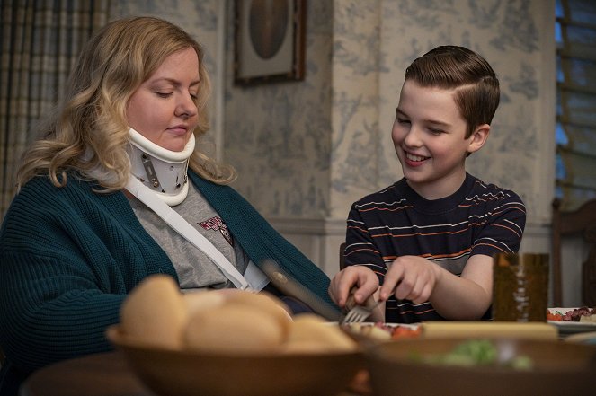 Young Sheldon - A Couple Bruised Ribs and a Cereal Box Ghost Detector - Van film - Sarah Baker, Iain Armitage