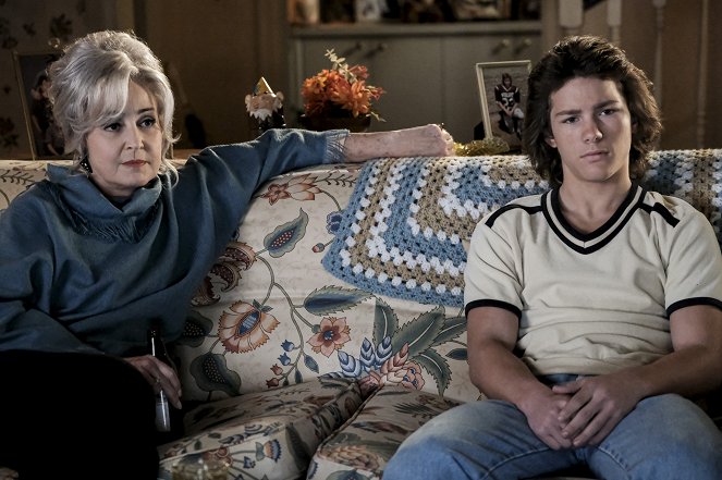 Young Sheldon - A Couple Bruised Ribs and a Cereal Box Ghost Detector - Photos - Annie Potts, Montana Jordan