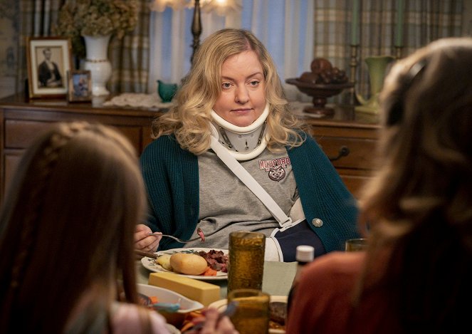 Young Sheldon - Season 3 - A Couple Bruised Ribs and a Cereal Box Ghost Detector - Photos - Sarah Baker