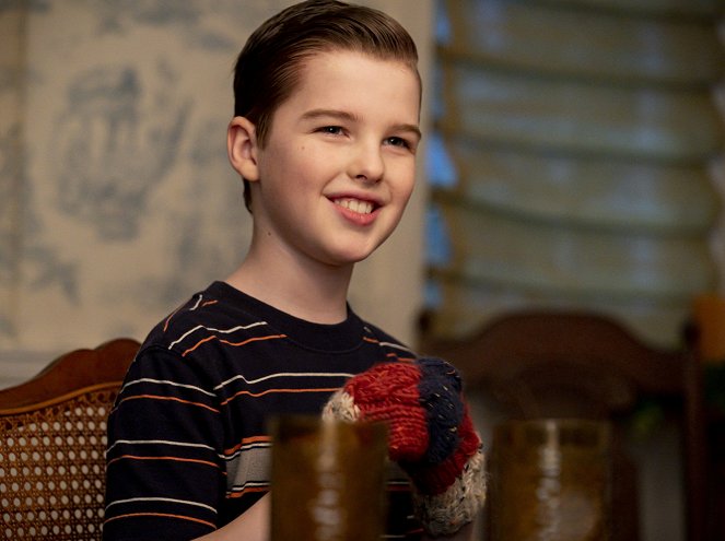 Young Sheldon - Season 3 - A Couple Bruised Ribs and a Cereal Box Ghost Detector - Photos - Iain Armitage