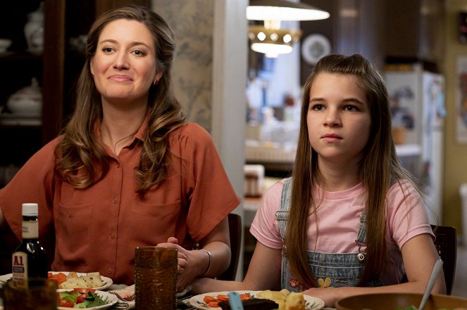 Young Sheldon - Season 3 - A Couple Bruised Ribs and a Cereal Box Ghost Detector - Kuvat elokuvasta - Zoe Perry, Raegan Revord