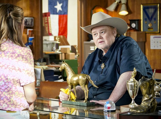 Young Sheldon - An Academic Crime and a More Romantic Taco Bell - Van film - Louie Anderson
