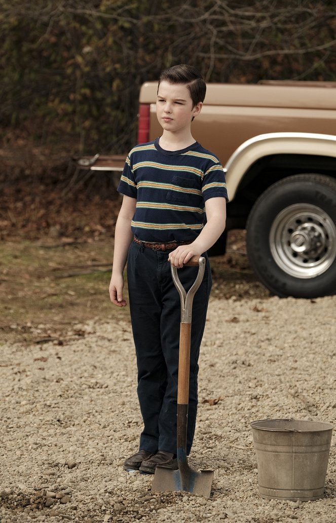 El joven Sheldon - Una mala racha, una cruz y gravilla de cuneta - De la película - Iain Armitage