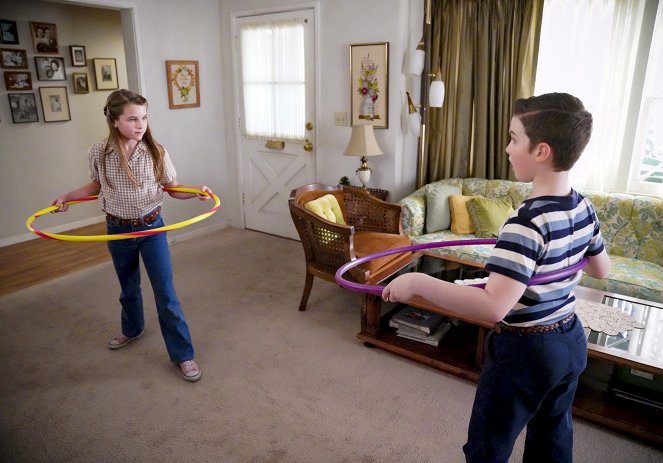 Young Sheldon - Contracts, Rules and a Little Bit of Pig Brains - Photos - Raegan Revord, Iain Armitage