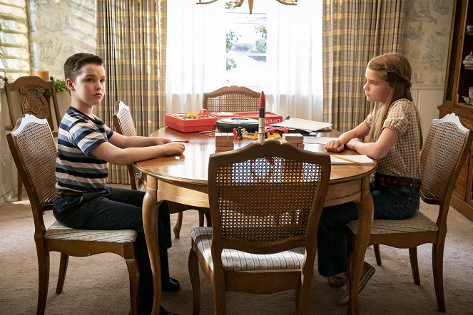 Young Sheldon - Season 3 - Contracts, Rules and a Little Bit of Pig Brains - Photos - Iain Armitage, Raegan Revord