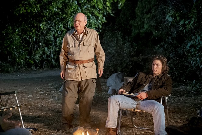 Young Sheldon - Contracts, Rules and a Little Bit of Pig Brains - Photos - Wallace Shawn, Montana Jordan