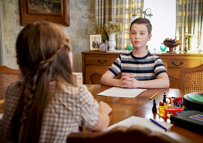 Young Sheldon - Contracts, Rules and a Little Bit of Pig Brains - Photos - Iain Armitage