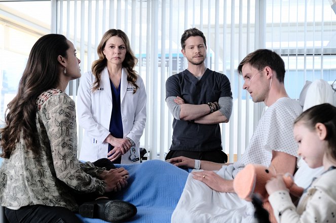 Doktoři - Nemocnice v ohrožení - Z filmu - Chelsea Gilligan, Jane Leeves, Matt Czuchry, Andy Ridings