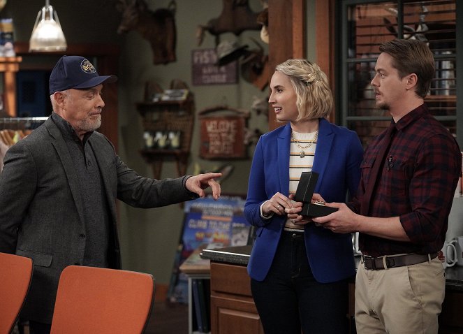 Last Man Standing - Break Out the Campaign - Photos - Hector Elizondo, Molly McCook, Christoph Sanders