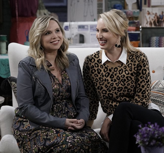 Last Man Standing - Season 8 - Yours, Wine, and Ours - Photos - Amanda Fuller, Molly McCook